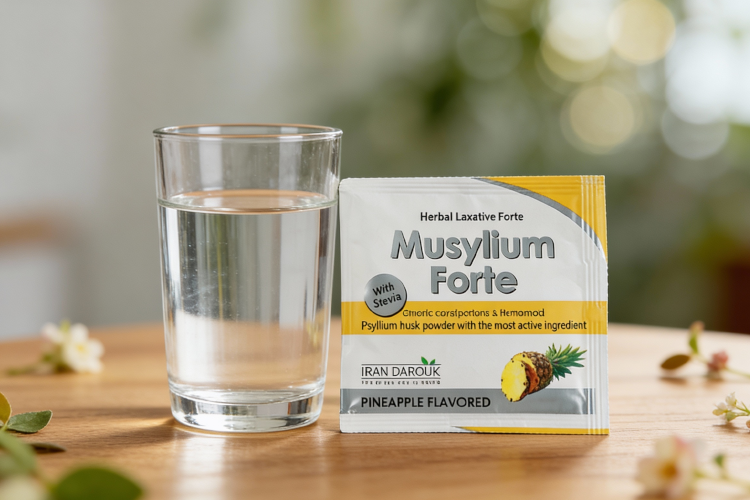 ساشه موسیلیوم فورت کنار لیوان آب روی میز چوبی